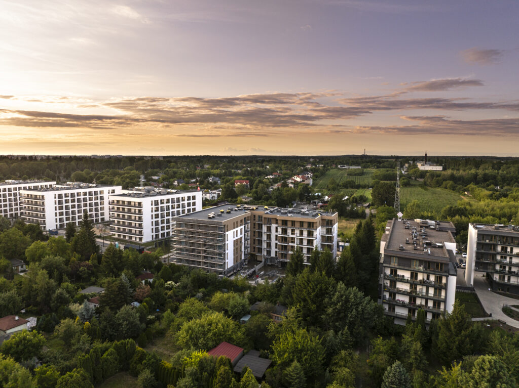 Piękna elewacja i prace na terenie